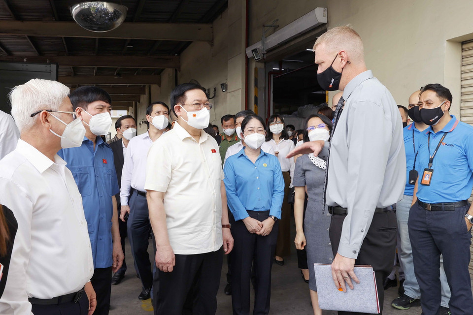 Chủ tịch Quốc hội Vương Đình Huệ thăm xưởng sản xuất, đóng gói sản phẩm đồ nội thất của Công ty Wanek Furniture. (Ảnh: Doãn Tấn/TTXVN)