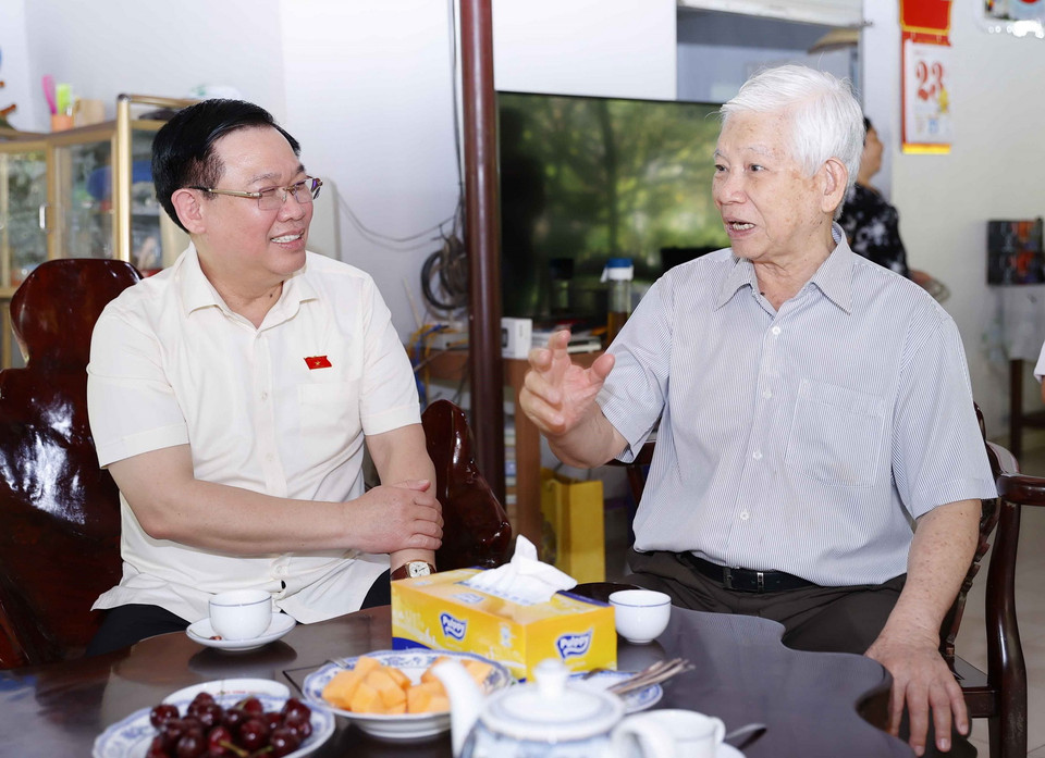 Sáng 23/1, tại tỉnh Bình Dương, Chủ tịch Quốc hội Vương Đình Huệ đến thăm, chúc Tết ông Nguyễn Minh Triết, nguyên Chủ tịch nước. (Ảnh: Doãn Tấn/TTXVN)