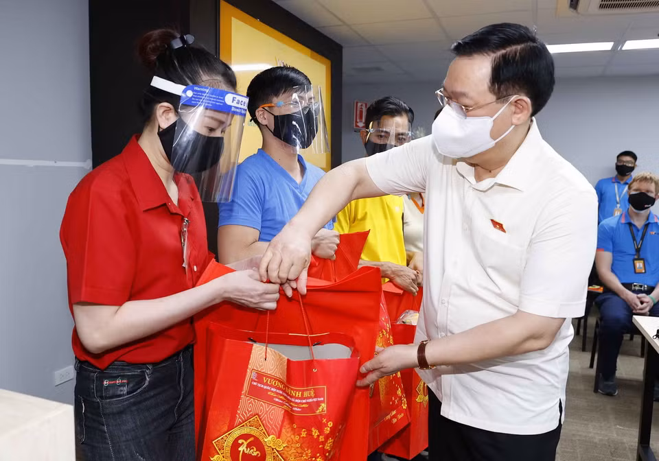 Chủ tịch Quốc hội Vương Đình Huệ tặng quà Tết cho công nhân, người lao động đang làm việc tại Công ty Wanek Furniture. (Ảnh: Doãn Tấn/TTXVN)