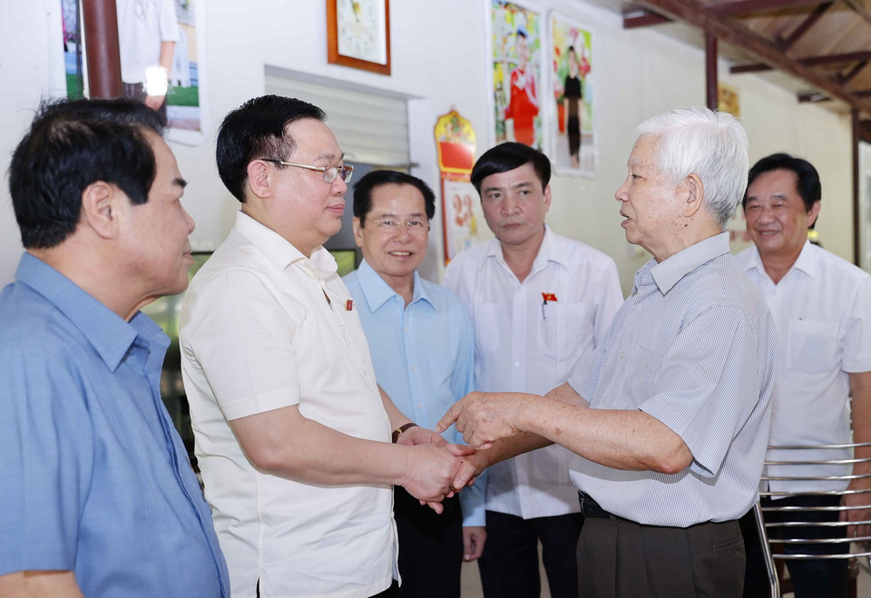 Chủ tịch Quốc hội Vương Đình Huệ và nguyên Chủ tịch nước Nguyễn Minh Triết cùng các đại biểu. (Ảnh: Doãn Tấn/TTXVN)