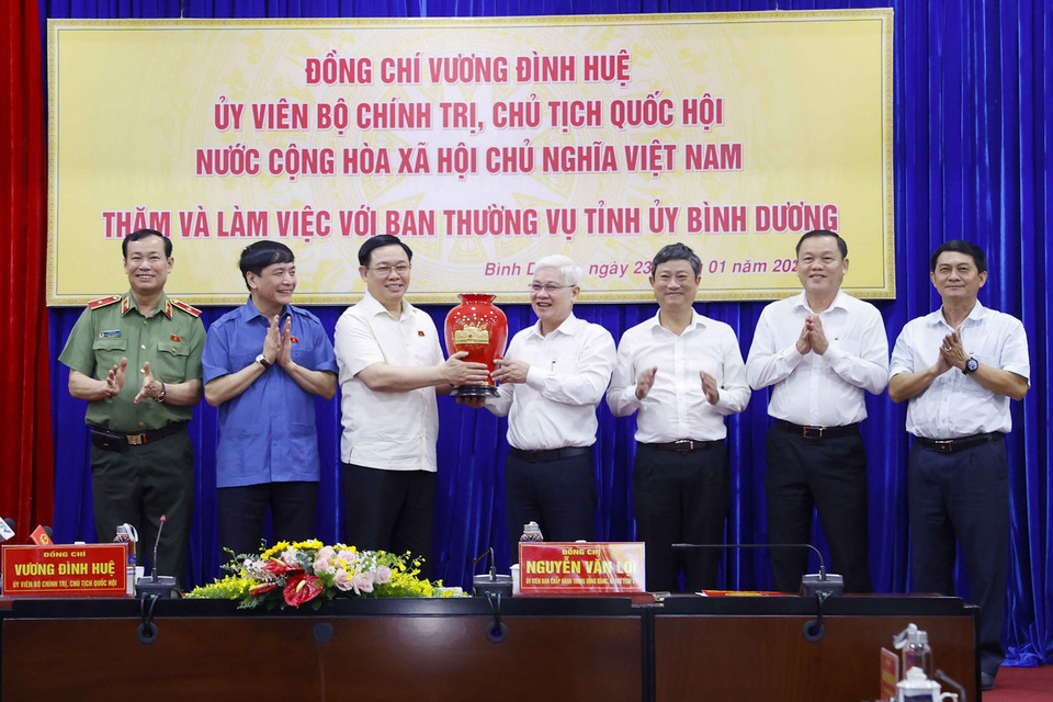 Chủ tịch Quốc hội Vương Đình Huệ tặng quà lưu niệm cho Ban Thường vụ Tỉnh ủy Bình Dương. (Ảnh: Doãn Tấn/TTXVN)