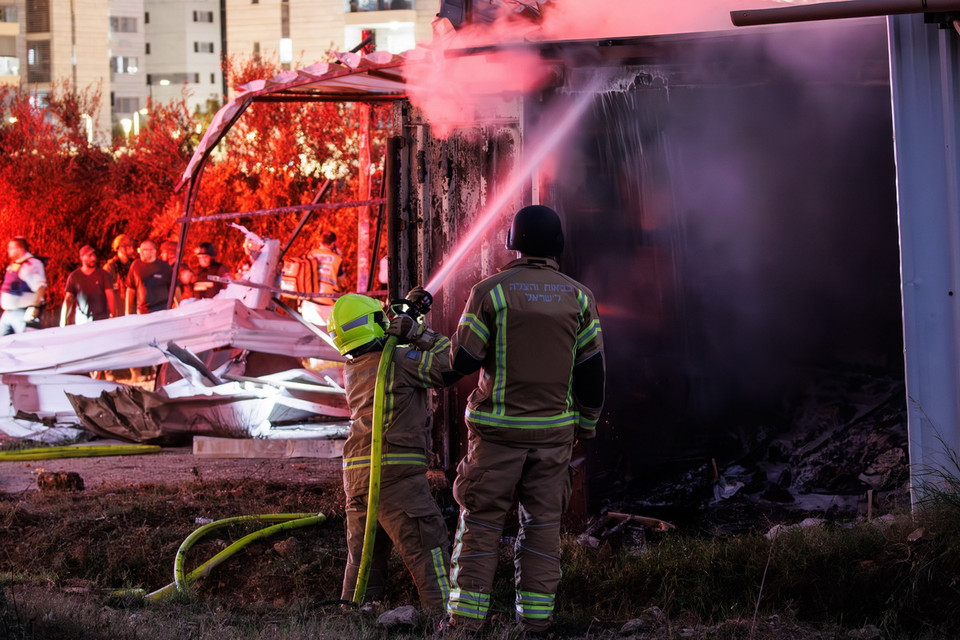 Phong trào Hồi giáo Hezbollah ở Liban tuyên bố lần đầu tiên sử dụng thiết bị bay không người lái (UAV) tấn công trụ sở Bộ Tổng tham mưu quân đội Israel ở thành phố Tel Aviv trong ngày 13/11. Trong ảnh: Hiện trường một vụ tấn công tên lửa từ Liban, tại Nahariya, miền bắc Israel, ngày 12/11. (Ảnh: THX/TTXVN)