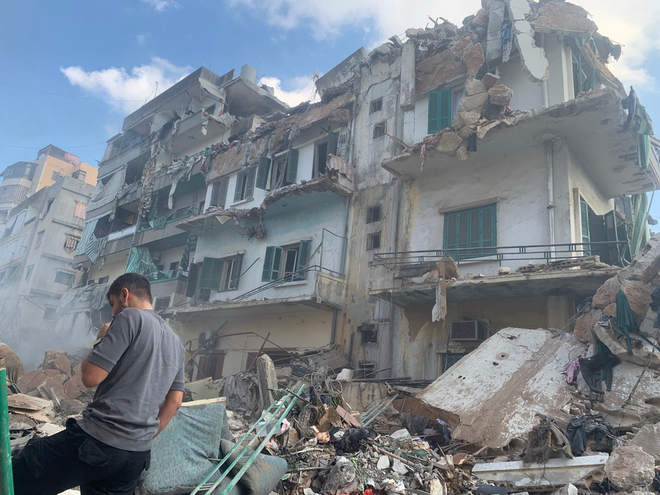 Ngày 12/11, Bộ trưởng Quốc phòng Israel Israel Katz cho biết nước này sẽ tiếp tục dồn toàn lực tấn công phong trào Hezbollah tại Liban và sẽ không có lệnh ngừng bắn. Trong một bài đăng trên mạng xã hội X, Bộ trưởng Katz nêu rõ sẽ không có lệnh ngừng bắn và không có khoảng dừng tại Liban cho đến khi Israel đạt được các mục tiêu, trong đó có giải giáp vũ khí của Hezbollah và đảm bảo người dân phía Bắc Israel trở về nhà an toàn. Trong ảnh: Cảnh đổ nát sau cuộc không kích của Israel tại Beirut, Liban. (Ảnh: THX/TTXVN)