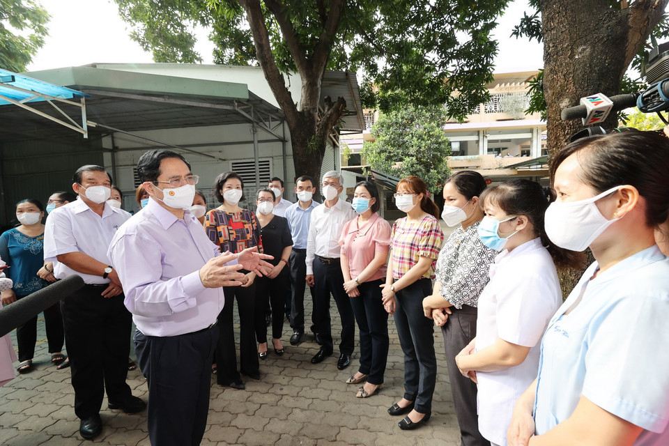  Thủ tướng Phạm Minh Chính nói chuyện cán bộ, nhân viên Trung tâm Bảo trợ trẻ tàn tật mồ côi Thị Nghè. (Ảnh: Dương Giang/TTXVN)