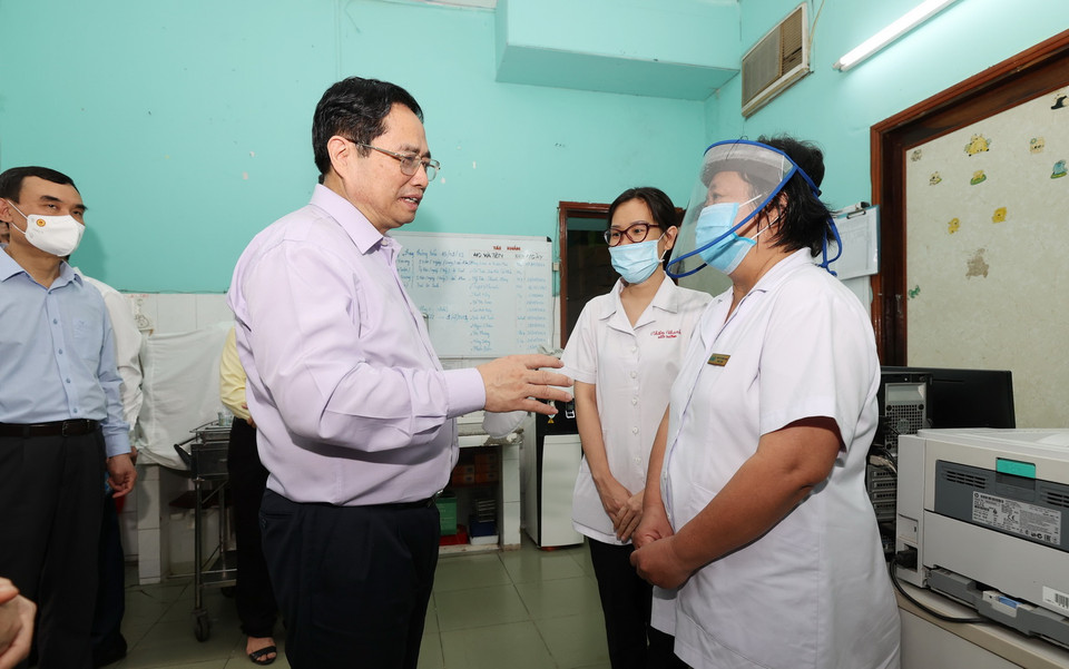  Thủ tướng Phạm Minh Chính chia sẻ cùng cán bộ, nhân viên Trung tâm Bảo trợ trẻ tàn tật mồ côi Thị Nghè. (Ảnh: Dương Giang/TTXVN)