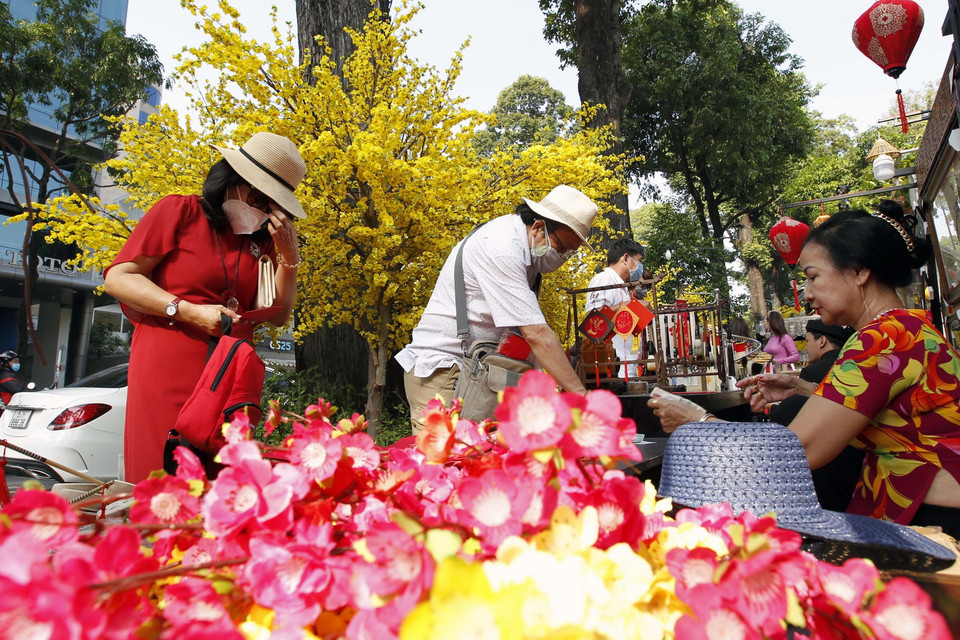  Đông đảo khách tham quan phố ông Đồ trước Nhà Văn hóa thanh niên, Thành phố Hồ Chí Minh. (Ảnh: Thanh Vũ/TTXVN)