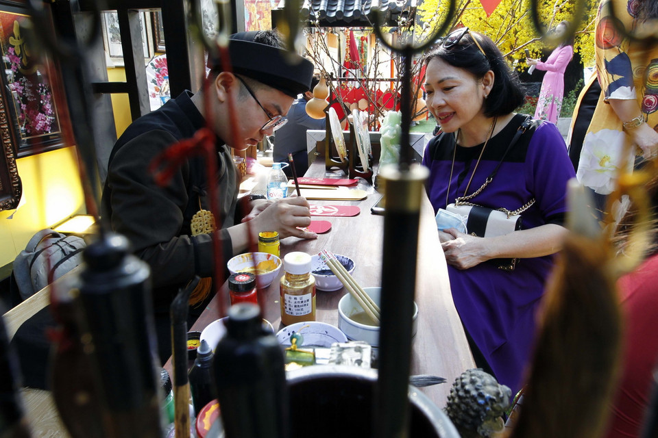  Khách xin chữ tại phố ông Đồ trước Nhà Văn hóa thanh niên, Thành phố Hồ Chí Minh. (Ảnh: Thanh Vũ/TTXVN)