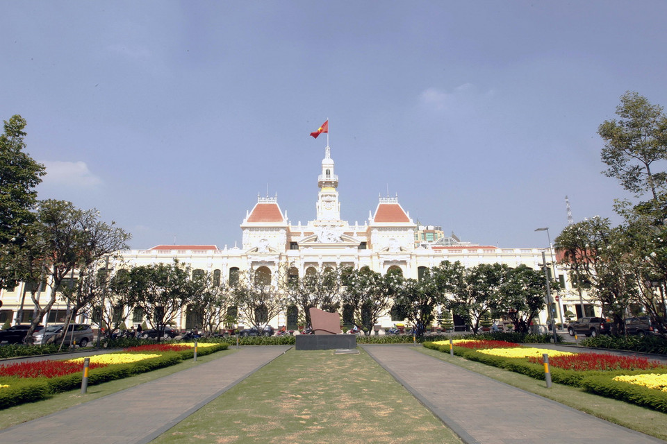  Nhiều hoa, kiểng được trang trí trước trụ sở UBND Thành phố Hồ Chí Minh. (Ảnh: Thanh Vũ/TTXVN)