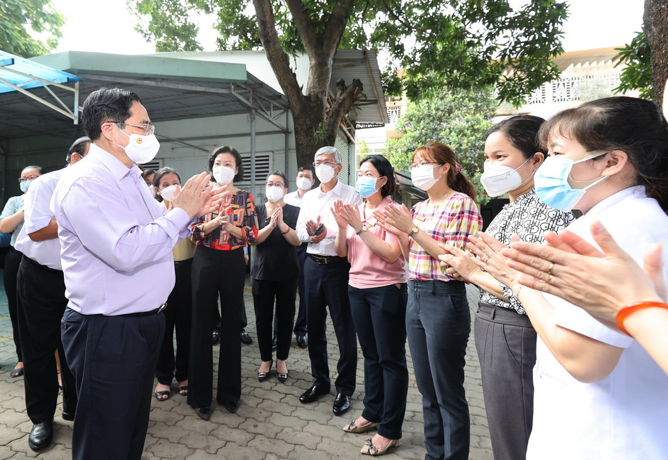  Thủ tướng Phạm Minh Chính động viên cán bộ, nhân viên Trung tâm Bảo trợ trẻ tàn tật mồ côi Thị Nghè. (Ảnh: Dương Giang/TTXVN)