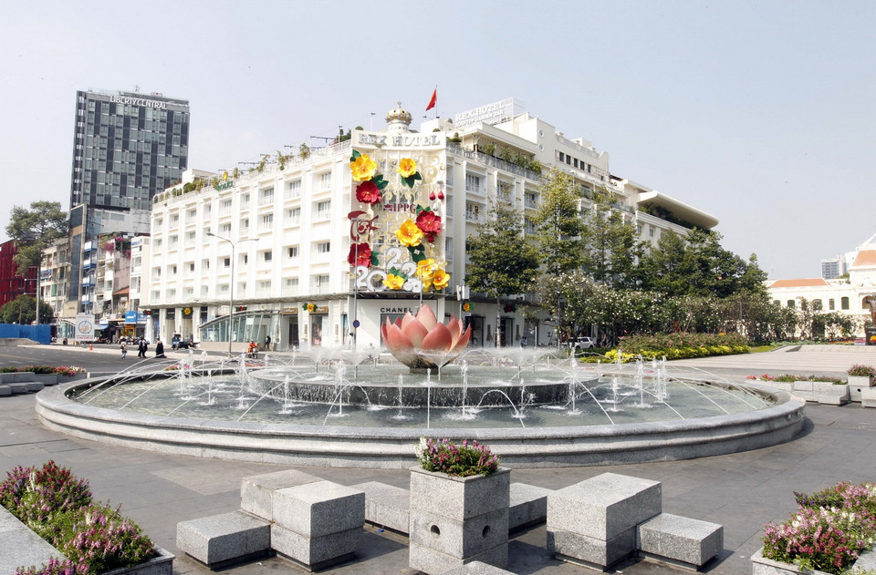  Một góc khách sạn Bến Thành (Rex), Thành phố Hồ Chí Minh được trang trí nhiều đèn, hoa chào đón mùa xuân về. (Ảnh: Thanh Vũ/TTXVN)