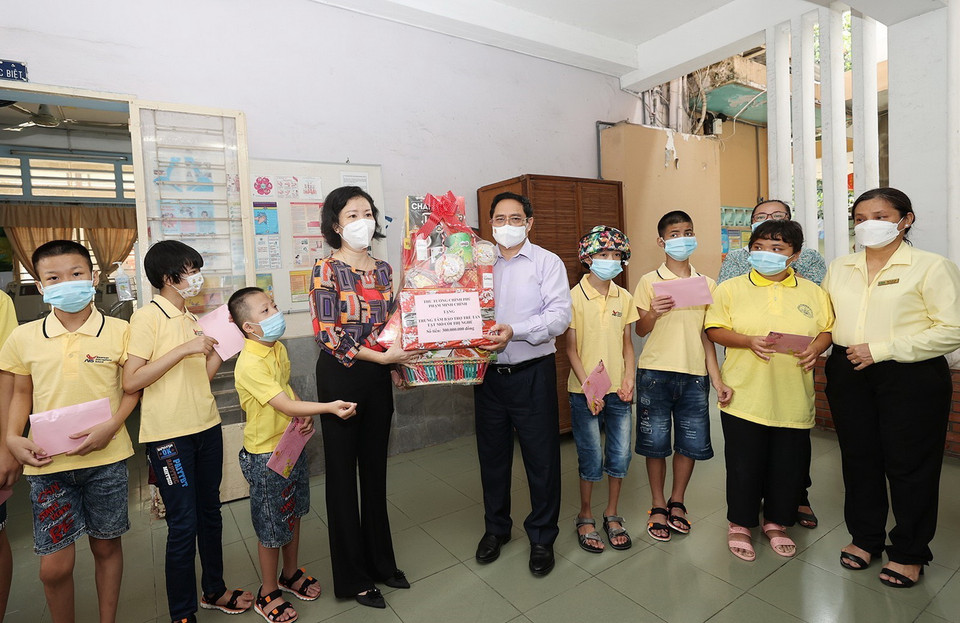  Thủ tướng Phạm Minh Chính tặng quà cho cán bộ, nhân viên và trẻ em Trung tâm Bảo trợ trẻ tàn tật mồ côi Thị Nghè. (Ảnh: Dương Giang/TTXVN)