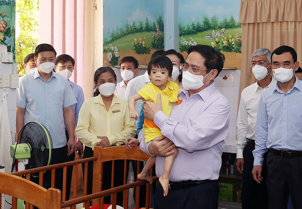  Thủ tướng Phạm Minh Chính bé em bé đang được chăm sóc tại Trung tâm bảo trợ trẻ tàn tật mồ côi Thị Nghè. (Ảnh: Dương Giang/TTXVN)