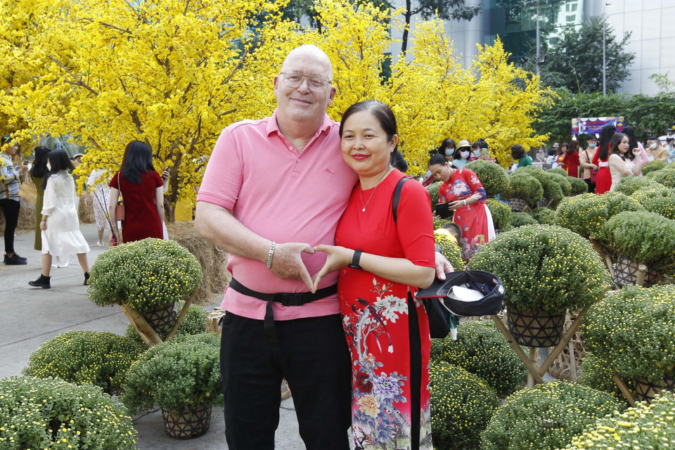  Du khách trong và ngoài nước tham quan chụp ảnh lưu niệm tại không gian văn hóa Việt ở Nhà Văn hóa thanh niên, Thành phố Hồ Chí Minh. (Ảnh: Thanh Vũ/TTXVN)