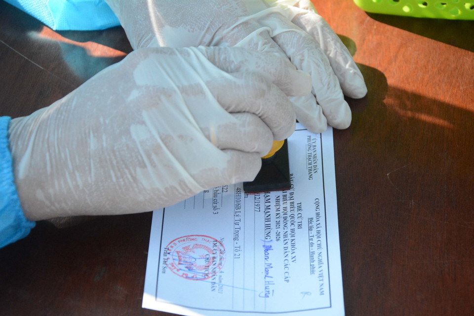 Đóng dấu phiếu bầu cử.(Ảnh: Văn Dũng/TTXVN)