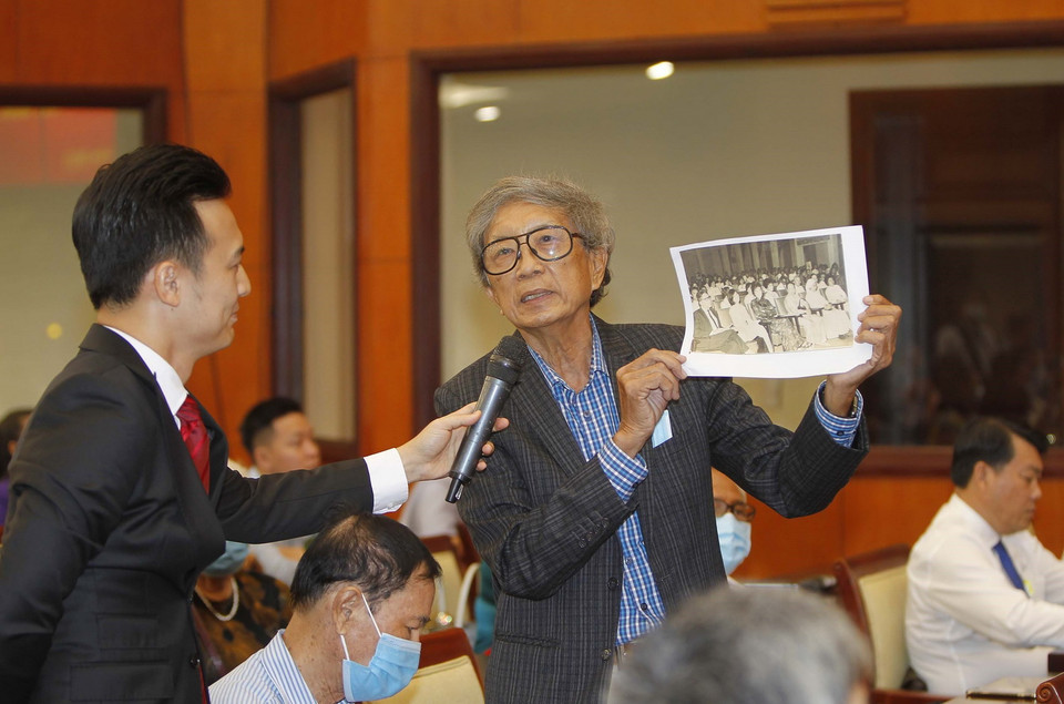 Trưởng ban liên lạc Ban Trí vận Sài Gòn-Gia Định Kiều Xuân Long giao lưu tại buổi họp mặt. (Ảnh: Thanh Vũ/TTXVN)