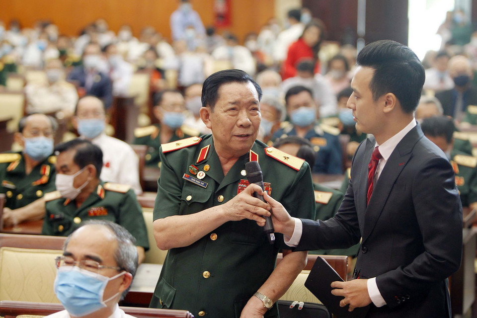 Thiếu tướng Trần Ngọc Thổ, Chủ tịch Hội Nạn nhân chất độc Da cam Thành phố Hồ Chí Minh giao lưu tại buổi họp mặt. (Ảnh: Thanh Vũ/TTXVN)