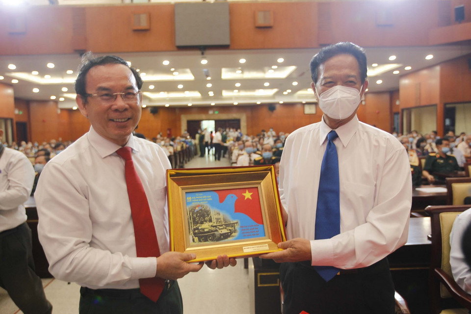 Bí thư Thành ủy Thành phố Hồ Chí Minh Nguyễn Văn Nên tặng quà cho nguyên Thủ tướng Nguyễn Tấn Dũng tại buổi họp mặt. (Ảnh: Thanh Vũ/TTXVN)