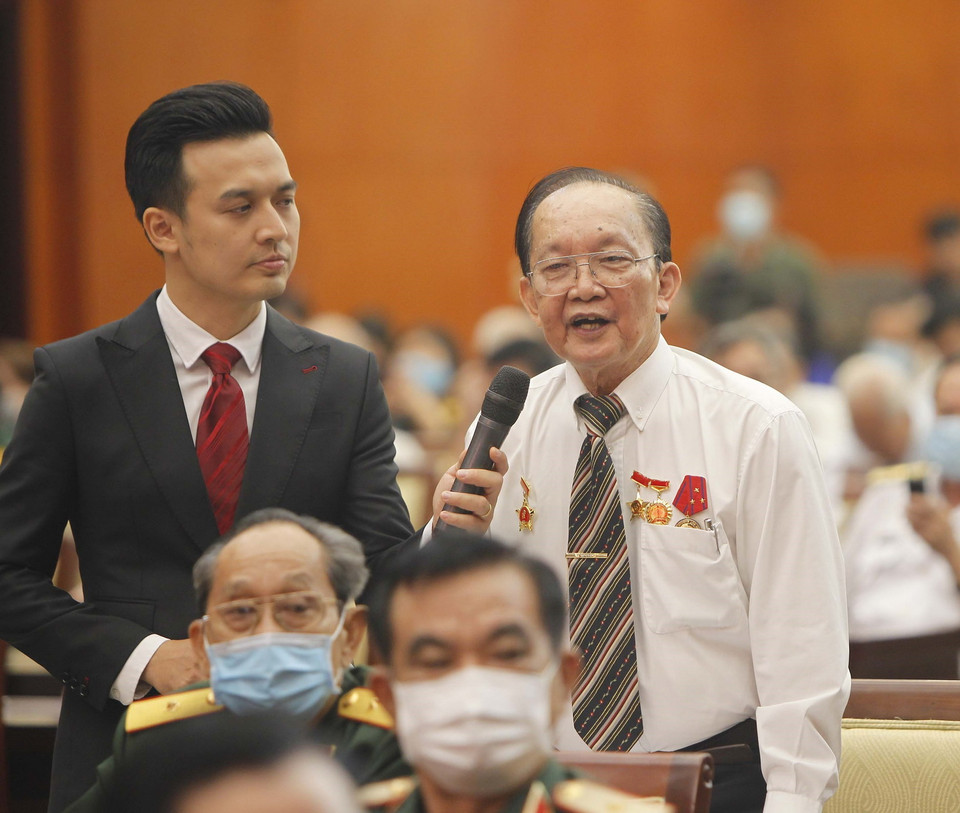 Anh hùng Lao động, Giáo sư, Tiến sỹ, Thầy thuốc nhân dân Trần Đông A giao lưu tại buổi họp mặt. (Ảnh: Thanh Vũ/TTXVN)