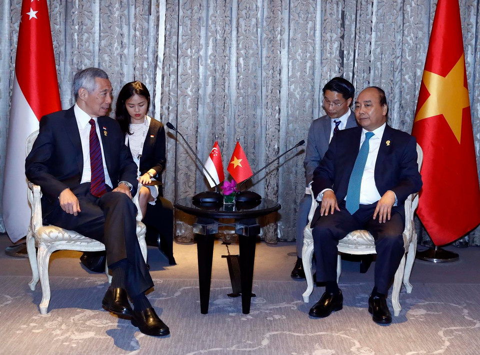 Thủ tướng Nguyễn Xuân Phúc gặp Thủ tướng Singapore Lý Hiển Long. (Ảnh: Thống Nhất/TTXVN)