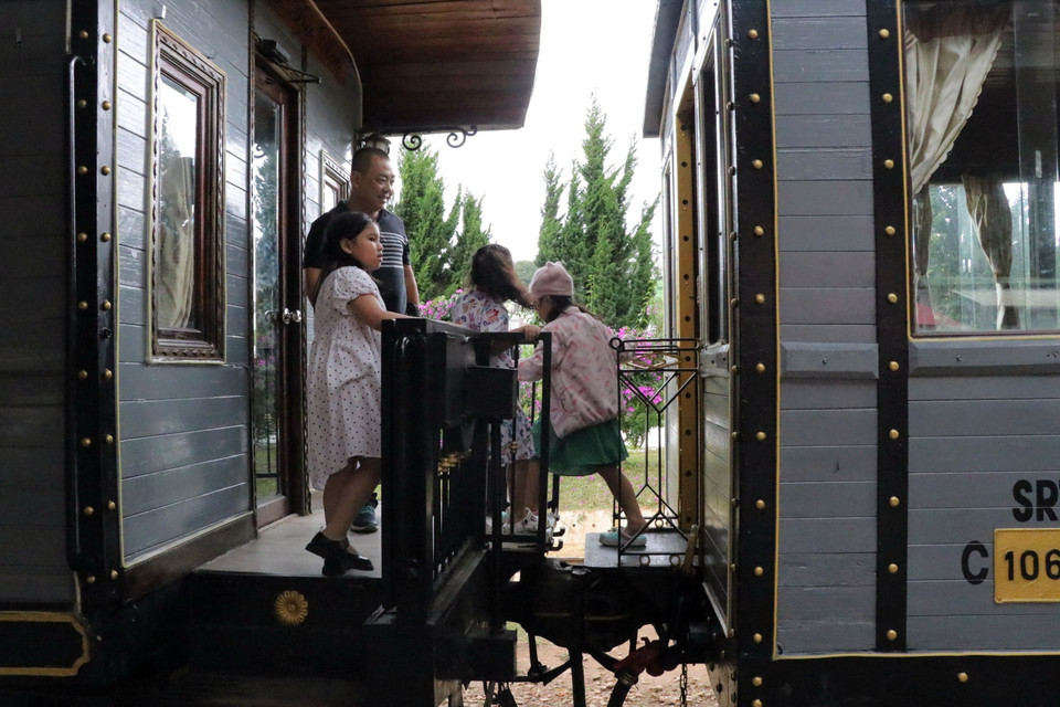 Du khách nhiều thế hệ đều rất yêu thích các toa xe cổ tại Ga xe lửa đẹp nhất Đông Dương này. (Ảnh: Chu Quốc Hùng/TTXVN)