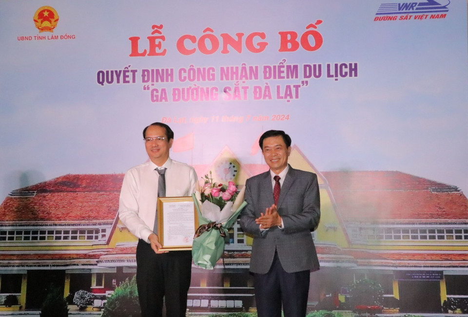 Ông Nguyễn Trung Kiên (phải), Giám đốc sở Văn hóa, Thể thao và Du lịch trao Quyết định Công nhận Điểm du lịch "Ga đường sắt Đà Lạt" cho ông Trần Anh Tuấn, Phó Tổng giám đốc Tổng công ty Đường sắt Việt Nam. (Ảnh: Chu Quốc Hùng/TTXVN)