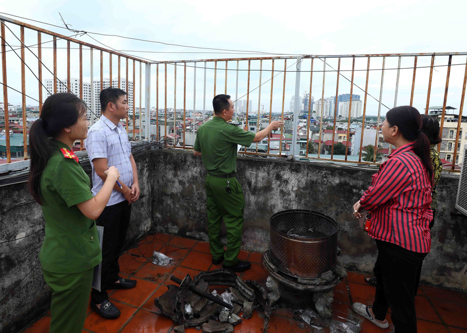 Đoàn liên ngành quận Bắc Từ Liêm yêu cầu chủ đầu tư, Ban quản lý chung cư mini 679 (số 71, ngõ 205 Xuân Đỉnh, Bắc Từ Liêm, Hà Nội) lắp thang thoát hiểm từ tầng thượng tòa nhà. (Ảnh: Phạm Kiên/TTXVN)