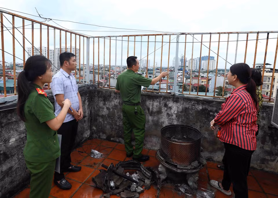 Đoàn liên ngành quận Bắc Từ Liêm yêu cầu chủ đầu tư, Ban quản lý chung cư mini 679 (số 71, ngõ 205 Xuân Đỉnh, Bắc Từ Liêm, Hà Nội) lắp thang thoát hiểm từ tầng thượng tòa nhà. (Ảnh: Phạm Kiên/TTXVN)