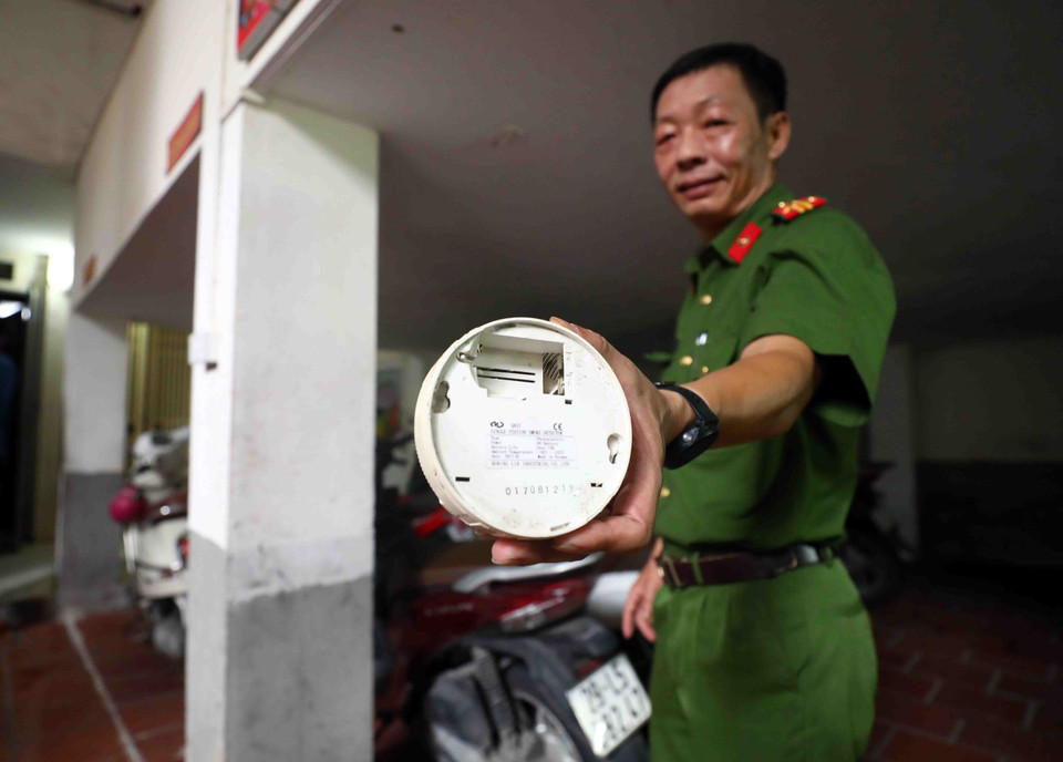 Một thiết bị báo cháy không lắp pin nhưng vẫn được gắn trên tường tại chung cư mini 205 (số 51, ngõ 205/53 Xuân Đỉnh, Bắc Từ Liêm, Hà Nội). (Ảnh: Phạm Kiên/TTXVN)