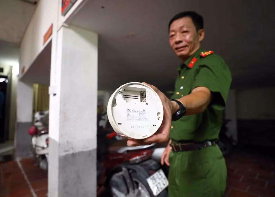 Một thiết bị báo cháy không lắp pin nhưng vẫn được gắn trên tường tại chung cư mini 205 (số 51, ngõ 205/53 Xuân Đỉnh, Bắc Từ Liêm, Hà Nội). (Ảnh: Phạm Kiên/TTXVN)