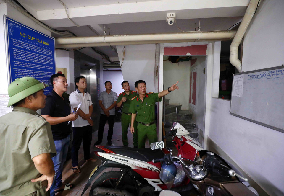 Công an quận Bắc Từ Liêm kiểm tra, rà soát và yêu cầu chủ đầu tư, đơn vị quản lý chung cư mini 50 (số 50, ngõ 205/53 Xuân Đỉnh) thực hiện các hạng mục bảo đảm an toàn phòng cháy chữa cháy và cứu nạn cứu hộ. (Ảnh: Phạm Kiên/TTXVN)