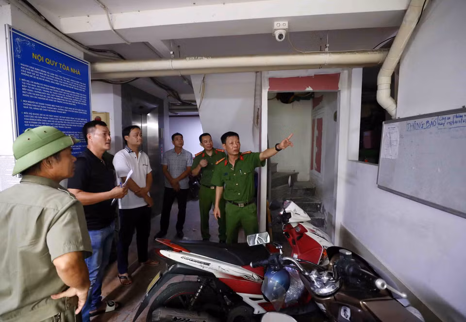 Công an quận Bắc Từ Liêm kiểm tra, rà soát và yêu cầu chủ đầu tư, đơn vị quản lý chung cư mini 50 (số 50, ngõ 205/53 Xuân Đỉnh) thực hiện các hạng mục bảo đảm an toàn phòng cháy chữa cháy và cứu nạn cứu hộ. (Ảnh: Phạm Kiên/TTXVN)