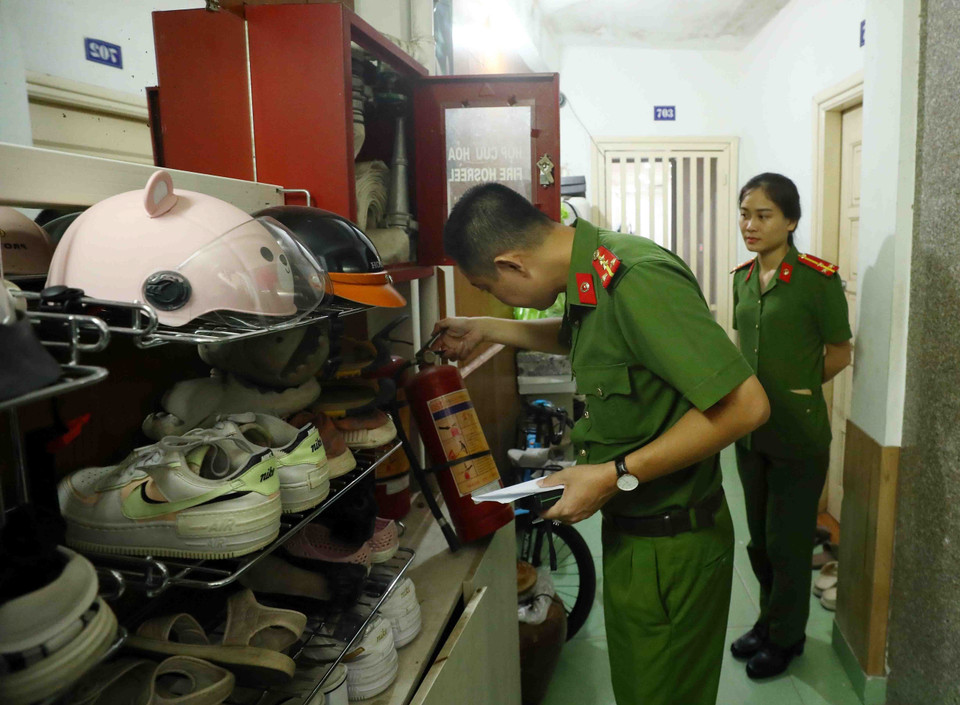 Công an quận Bắc Từ Liêm kiểm tra các thiết bị phòng cháy chữa cháy và cứu nạn cứu hộ tại chung cư mini trên địa bàn quản lý. (Ảnh: Phạm Kiên/TTXVN)