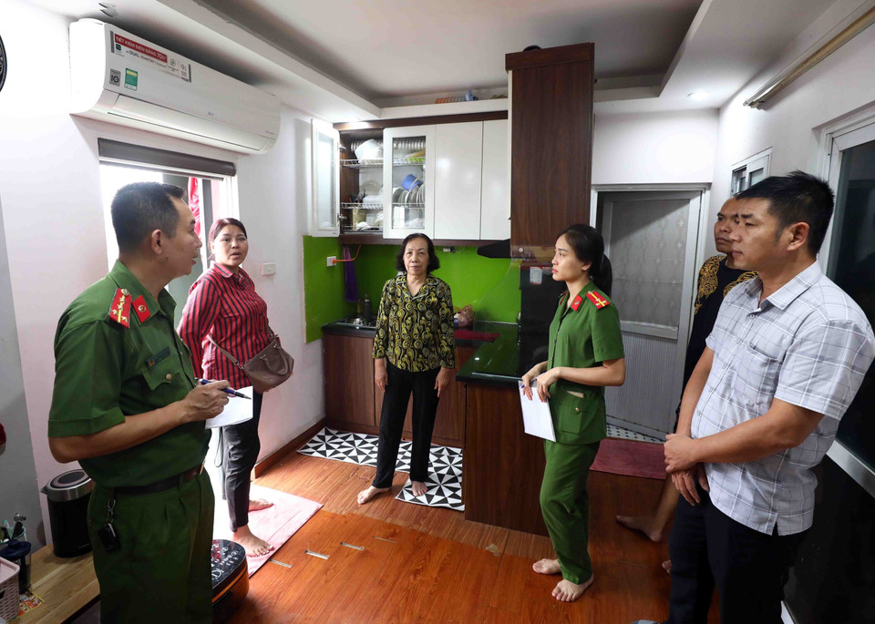 Công an quận Bắc Từ Liêm phổ biến, hướng dẫn người dân sinh sống tại chung cư mini những kiến thức về phòng cháy chữa cháy và cứu nạn cứu hộ. (Ảnh: Phạm Kiên/TTXVN)
