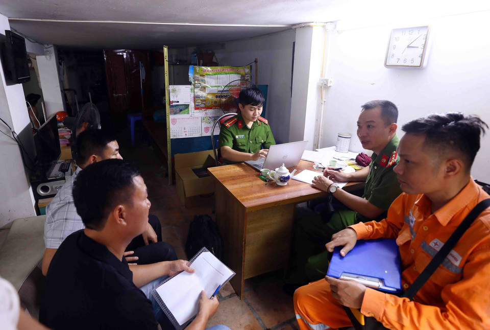 Đoàn liên ngành quận Bắc Từ Liêm làm việc với chủ tòa nhà và đơn vị quản lý về việc đảm bảo các yêu cầu về phòng cháy chữa cháy. (Ảnh: Phạm Kiên/TTXVN)