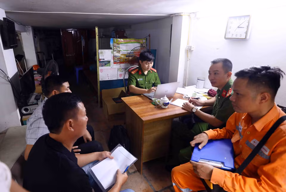 Đoàn liên ngành quận Bắc Từ Liêm làm việc với chủ tòa nhà và đơn vị quản lý về việc đảm bảo các yêu cầu về phòng cháy chữa cháy. (Ảnh: Phạm Kiên/TTXVN)