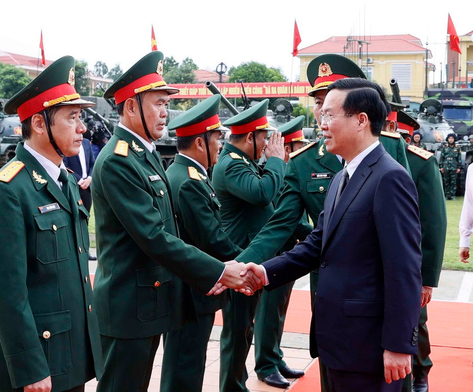 Chủ tịch nước Võ Văn Thưởng với cán bộ Lữ đoàn Tăng thiết giáp 574. (Ảnh: Thống Nhất/TTXVN)