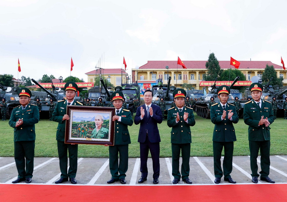 Chủ tịch nước Võ Văn Thưởng tặng chân dung Chủ tịch Hồ Chí Minh cho Lữ đoàn Tăng thiết giáp 574. (Ảnh: Thống Nhất/TTXVN)