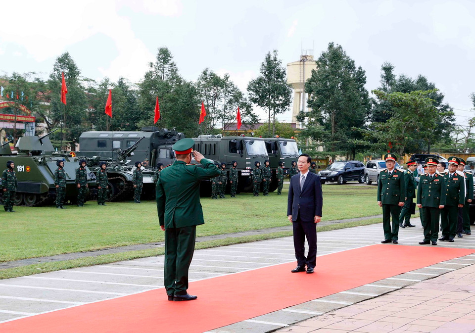 Chủ tịch nước Võ Văn Thưởng kiểm tra công tác huấn luyện, sẵn sàng chiến đấu của Lữ đoàn Tăng thiết giáp 574, Quân Khu 5. (Ảnh: Thống Nhất/TTXVN)