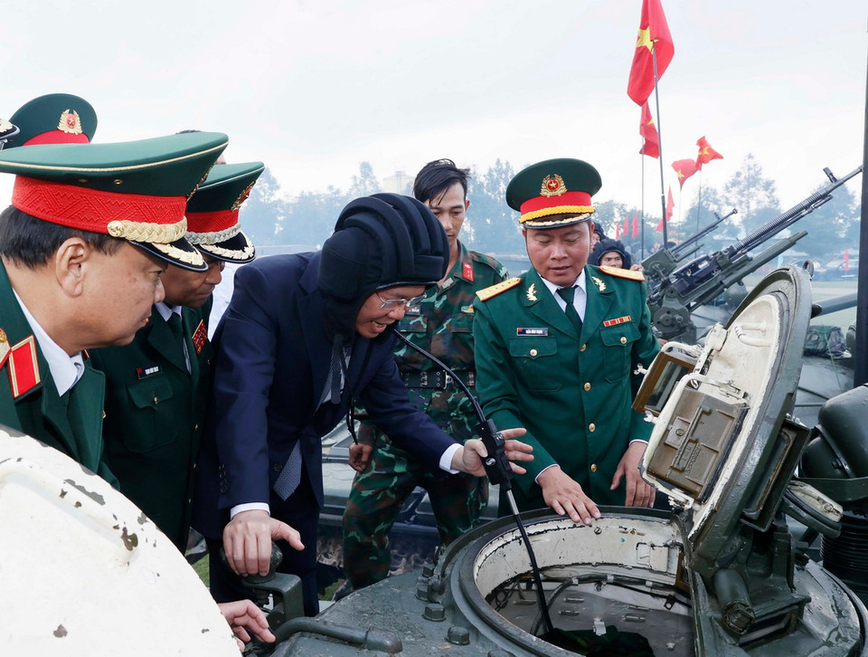 Chủ tịch nước Võ Văn Thưởng kiểm tra công tác huấn luyện, sẵn sàng chiến đấu của Lữ đoàn Tăng thiết giáp 574. (Ảnh: Thống Nhất/TTXVN)