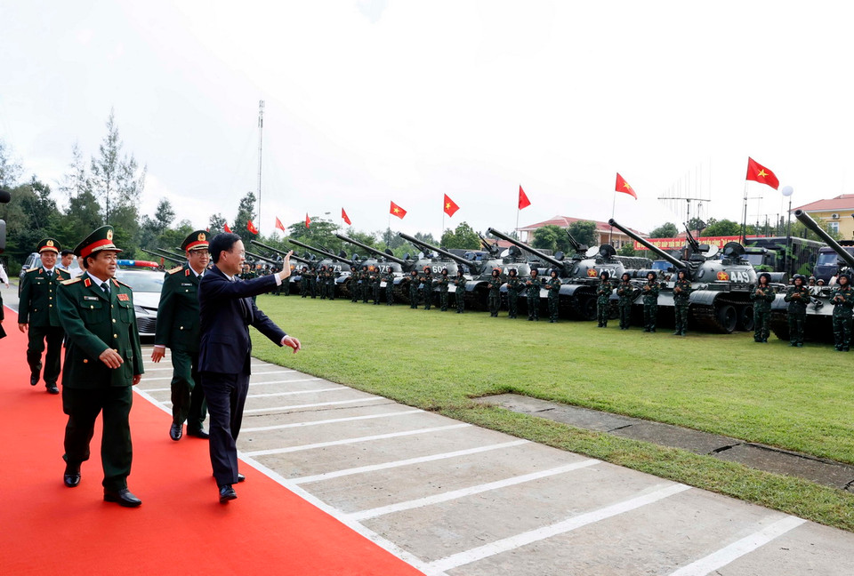 Chủ tịch nước Võ Văn Thưởng thăm Lữ đoàn Tăng thiết giáp 574. (Ảnh: Thống Nhất/TTXVN)