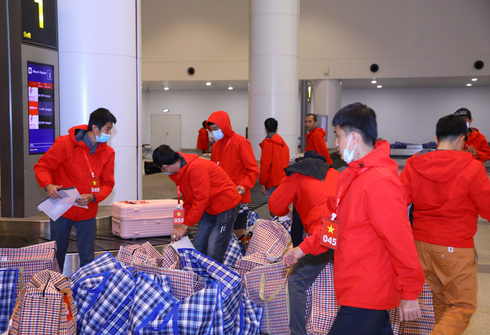 Công dân Việt Nam lấy hành lý tại Sân bay Quốc tế Nội Bài, Hà Nội. (Ảnh: Văn Điệp/TTXVN)
