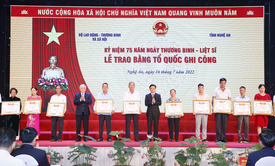 Chủ tịch UBTƯ MTTQ Việt Nam Đỗ Văn Chiến và Bí thư Tỉnh uỷ Nghệ An Thái Thanh Quý trao Bằng Tổ quốc ghi công cho thân nhân các gia đình liệt sĩ. Ảnh: Doãn Tấn - TTXVN