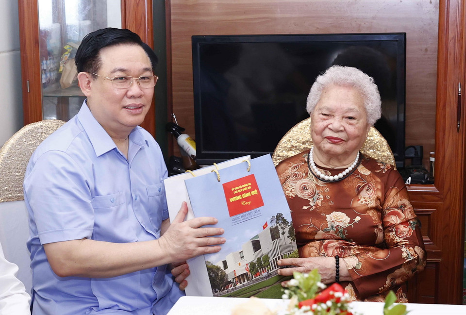 Chủ tịch Quốc hội Vương Đình Huệ thăm, tặng quà Mẹ Việt Nam Anh hùng Nguyễn Thị Kim Oanh, có hai con là liệt sỹ, tại phường Hồng Sơn, thành phố Vinh. (Ảnh: Doãn Tấn/TTXVN)