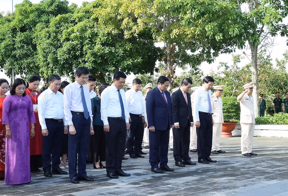 Thủ tướng Phạm Minh Chính kính cẩn tưởng nhớ các Liệt sỹ tại Nghĩa trang Liệt sỹ tỉnh Hậu Giang. (Ảnh: Dương Giang/TTXVN)