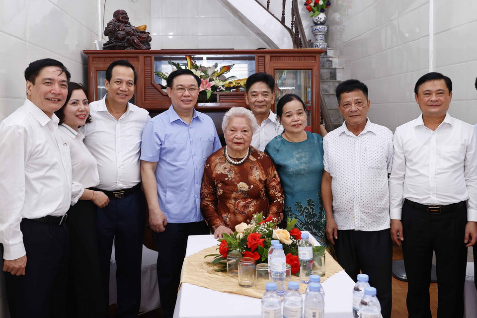 Chủ tịch Quốc hội Vương Đình Huệ thăm, tặng quà Mẹ Việt Nam Anh hùng Nguyễn Thị Kim Oanh, sinh năm 1933, có hai con là liệt sỹ, tại phường Hồng Sơn, thành phố Vinh. (Ảnh: Doãn Tấn/TTXVN)