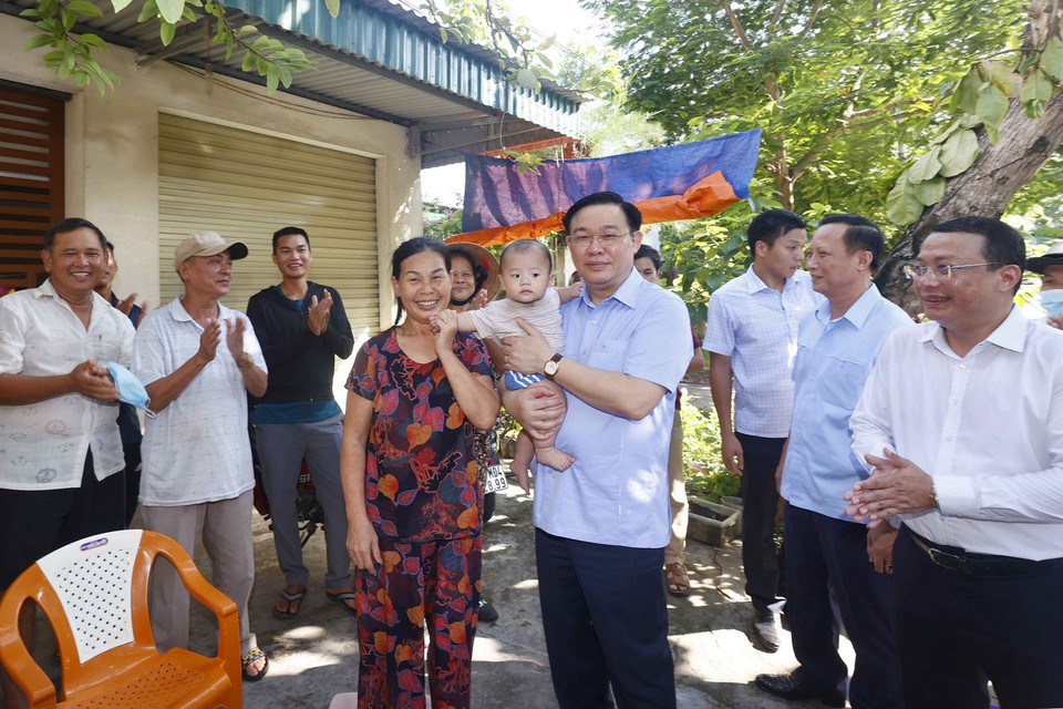 Chủ tịch Quốc hội Vương Đình Huệ thăm, nói chuyện với nhân dân xã Nghi Phong, huyện Nghi Lộc. (Ảnh: Doãn Tấn/TTXVN)