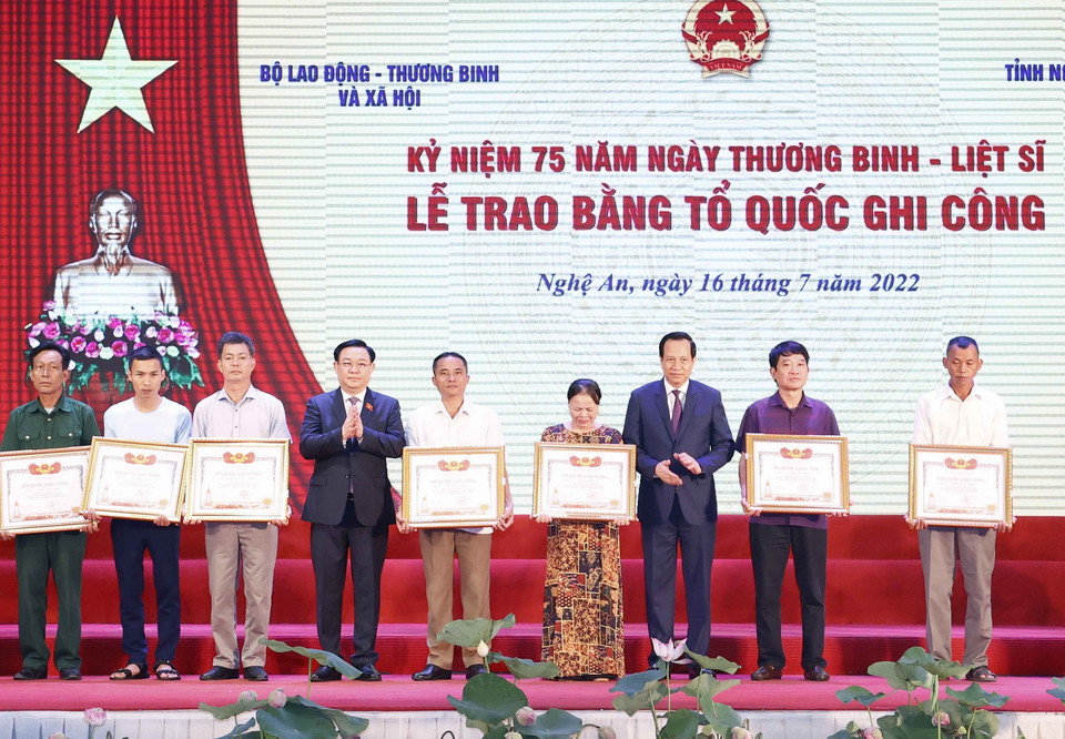 Chủ tịch Quốc hội Vương Đình Huệ và Bộ trưởng Bộ Lao động - Thương binh và Xã hội Đào Ngọc Dung trao Bằng Tổ quốc ghi công cho thân nhân các gia đình liệt sĩ. Ảnh: Doãn Tấn - TTXVN