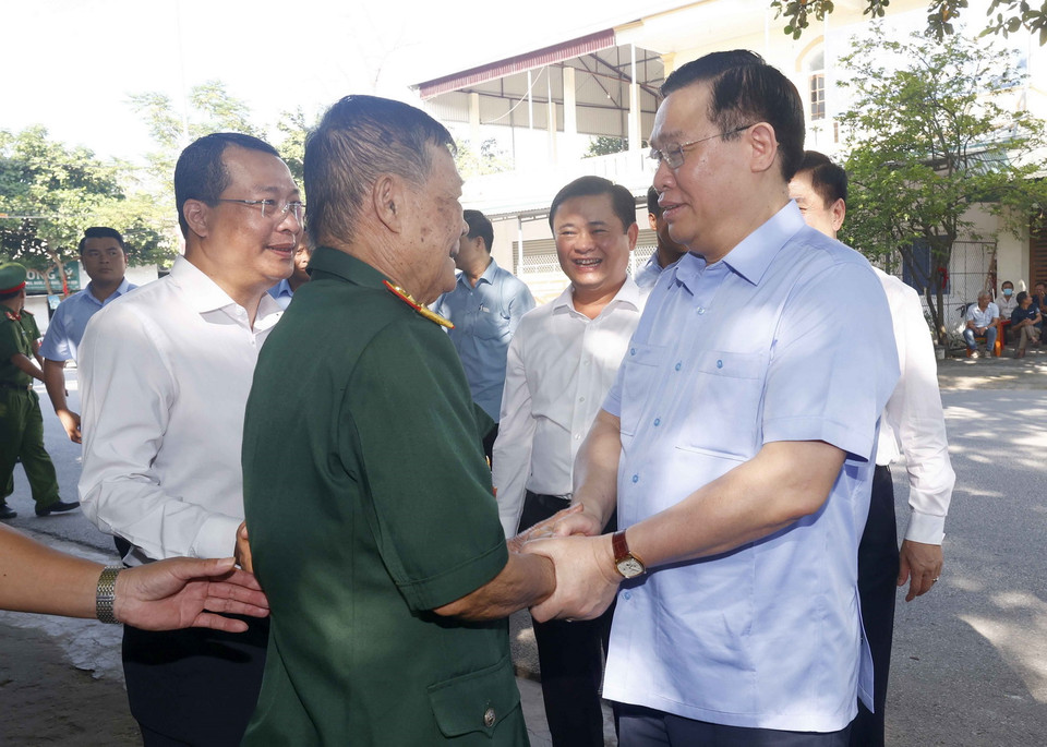 Chủ tịch Quốc hội Vương Đình Huệ thăm gia đình Anh hùng lực lượng Vũ trang, thương binh 3/4 Đoàn Minh Nguyệt, tại xóm 9, xã Nghi Phong, huyện Nghi Lộc. (Ảnh: Doãn Tấn/TTXVN)