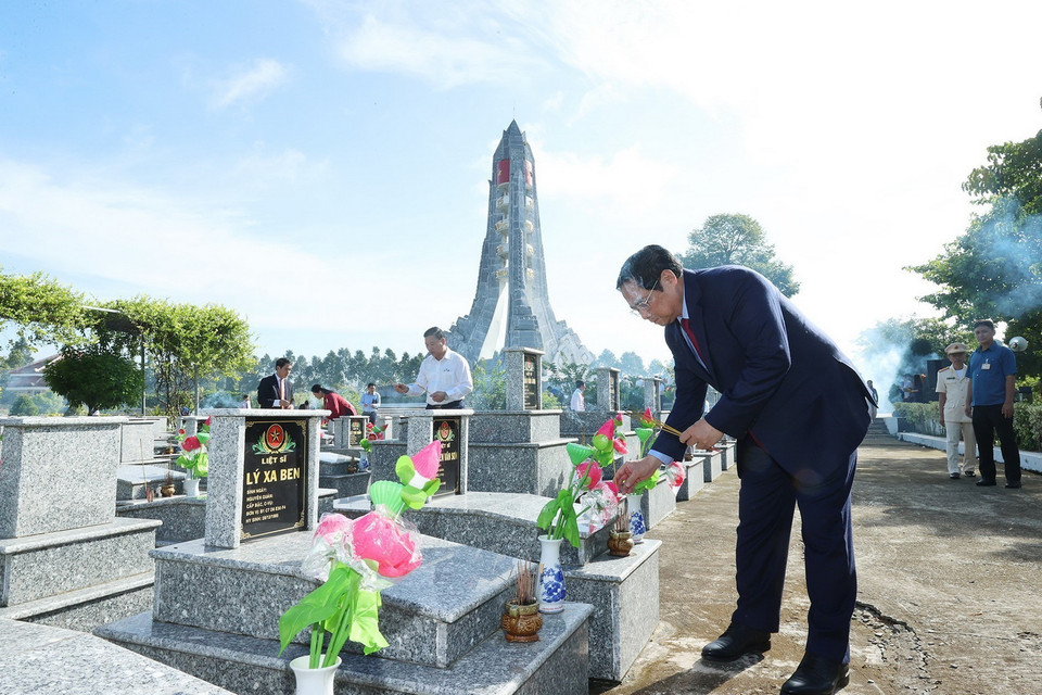 Thủ tướng Phạm Minh Chính thắp hương trên mộ liệt sỹ tại Nghĩa trang liệt sỹ tỉnh Hậu Giang. (Ảnh: Dương Giang/TTXVN) 