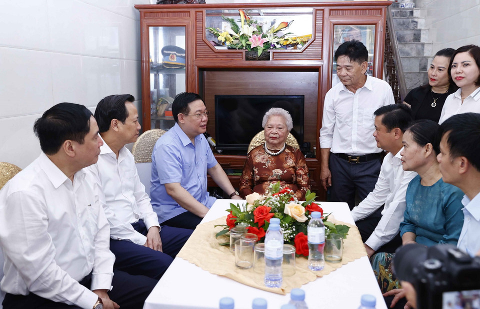 Chủ tịch Quốc hội Vương Đình Huệ nói chuyện thân mặt với Mẹ Việt Nam Anh hùng Nguyễn Thị Kim Oanh, có hai con là liệt sỹ. (Ảnh: Doãn Tấn/TTXVN)